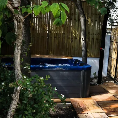 Luxury Garden Apartment *